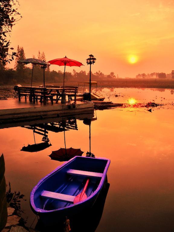 Golden Lake View Boutique Resort Kanchanaburi City Exteriör bild