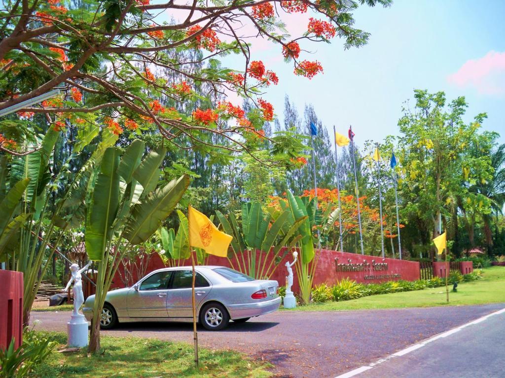Golden Lake View Boutique Resort Kanchanaburi City Exteriör bild
